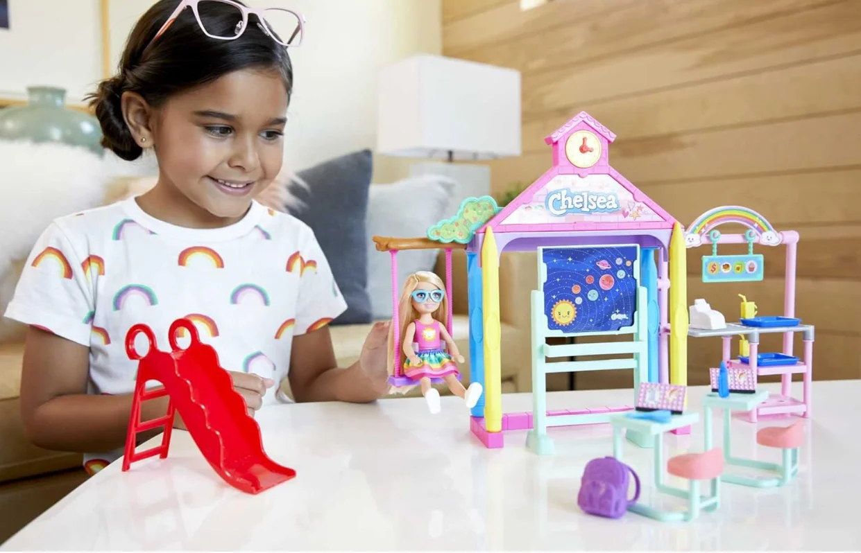 Barbie Club Chelsea Doll & School Playset GHV80 - Image 3