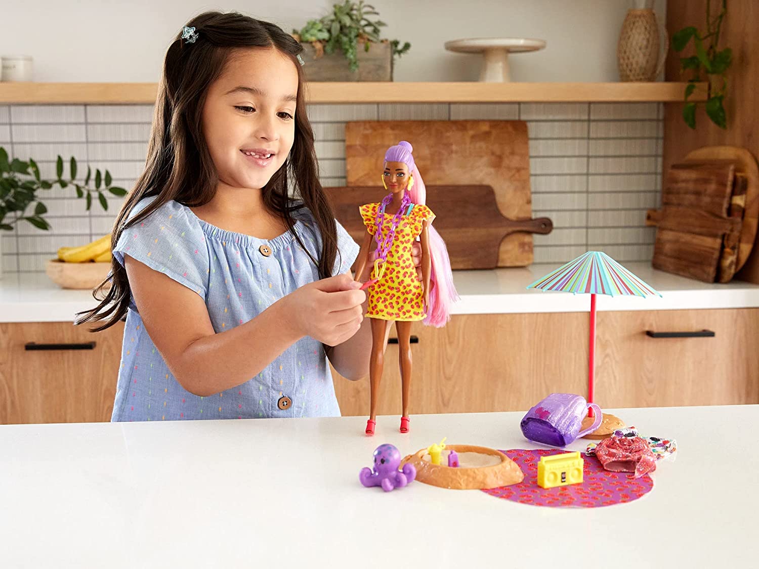 Barbie Ultimate Color Reveal Foam Doll - Strawberry Scent GTR91 - Image 7