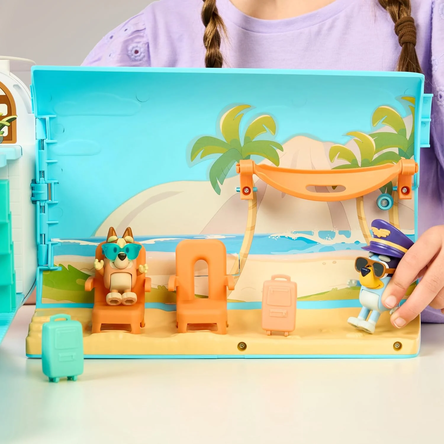 Bluey 3-in-1 Transforming Plane Playset – Plane, Resort & Boat | Lights, Sounds & Exclusive Bluey & Bingo Figures - Image 7