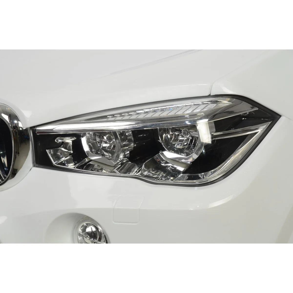 BMW X5M Battery Operated SUV Ride On Car White 6661R - Image 4