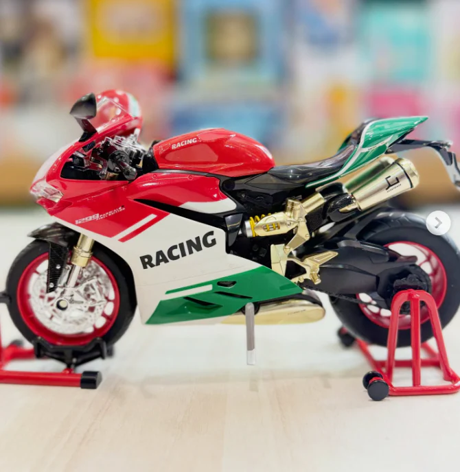 Ducati Panigale 1199 Die-Cast With Helmet, Smoke And Light 1:9 Scale 8678B