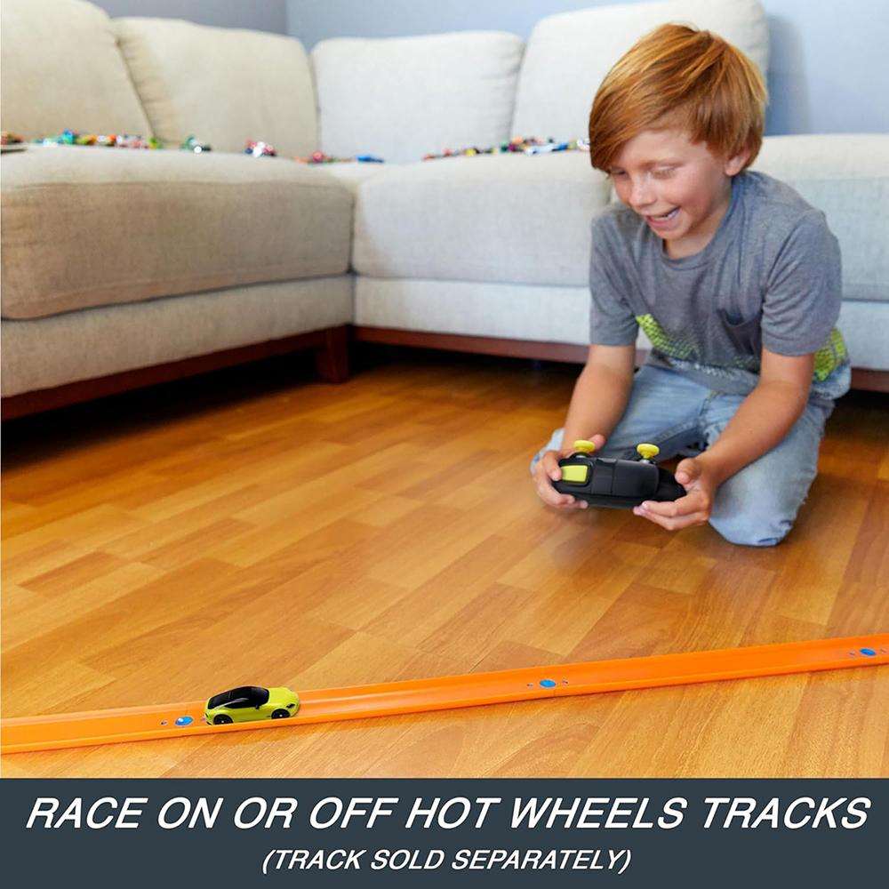 Hot Wheels Nissan Z 1:64 Remote Controlled Car - Image 4