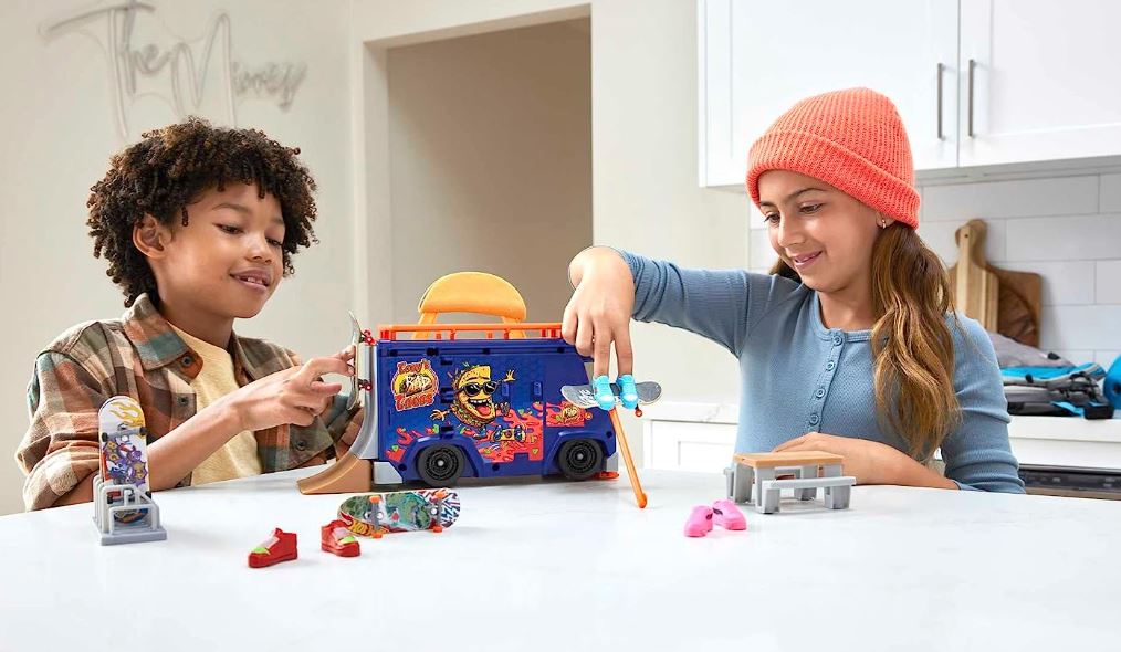 Hot Wheels Skate Taco Truck Play Case HMK00 - Image 6