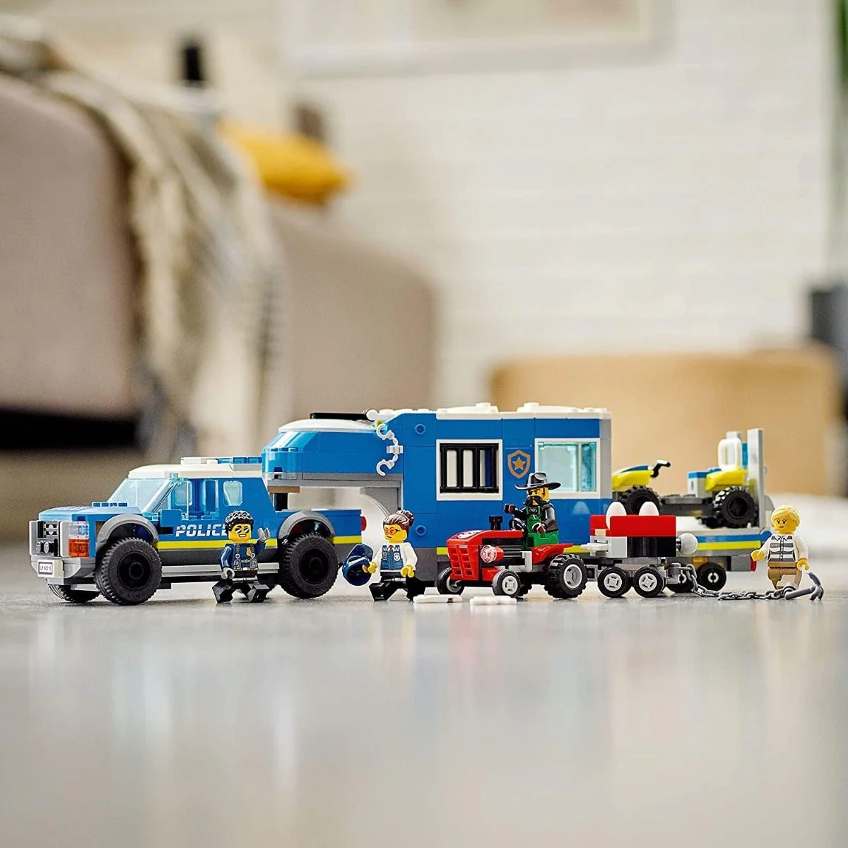LEGO City Police Mobile Command Truck 60315 - Image 3