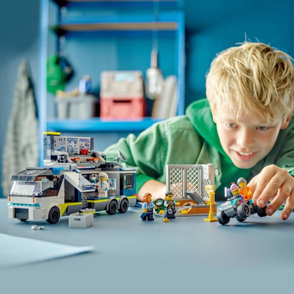 Lego City Police Mobile Crime Lab Truck - Image 2
