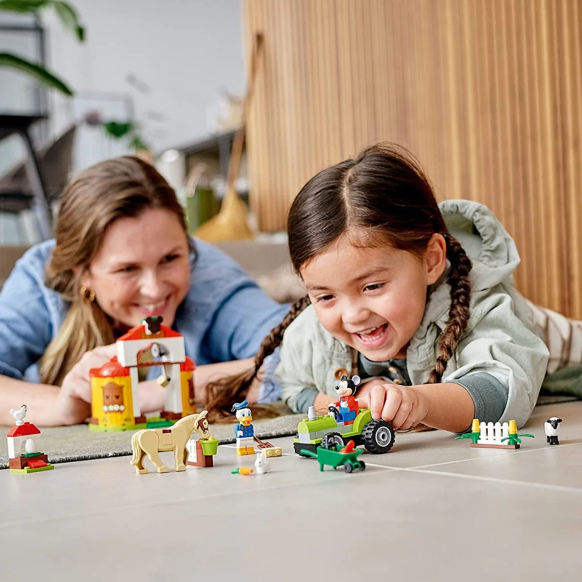 LEGO Mickey and Donald's Farm 10775 - Image 4