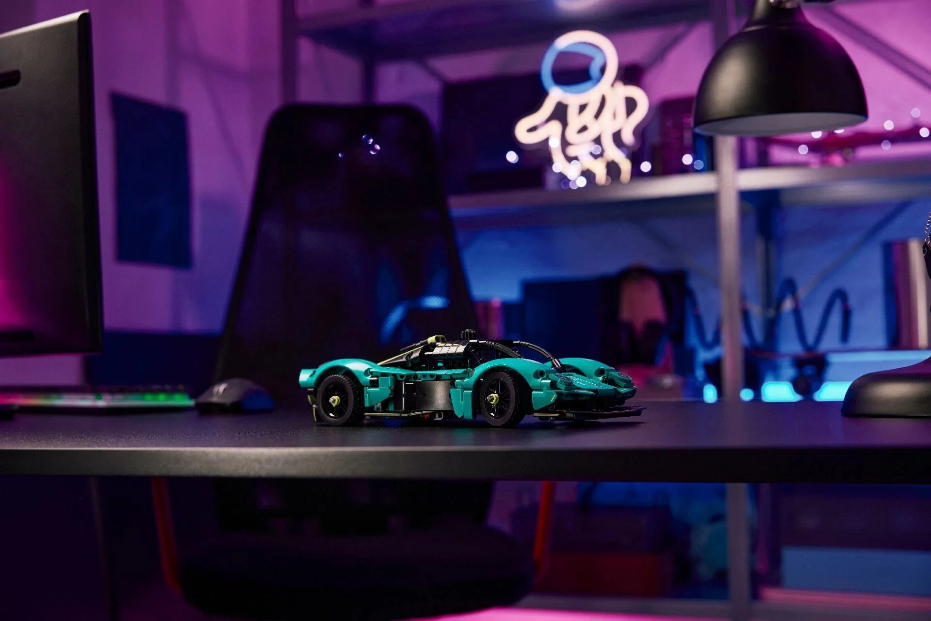 LEGO Technic Aston Martin Valkyrie V29 42208 - Image 4