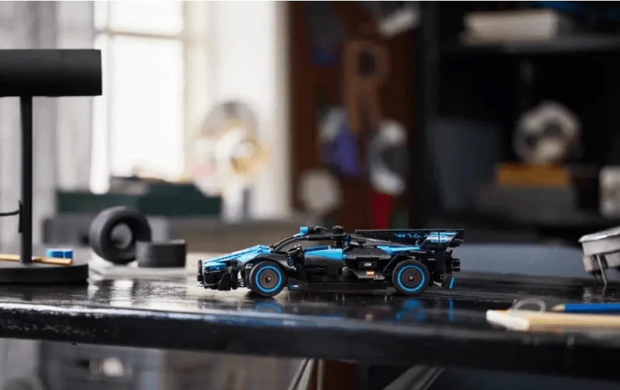 LEGO Technic Bugatti Bolide Agile Blue - Image 2