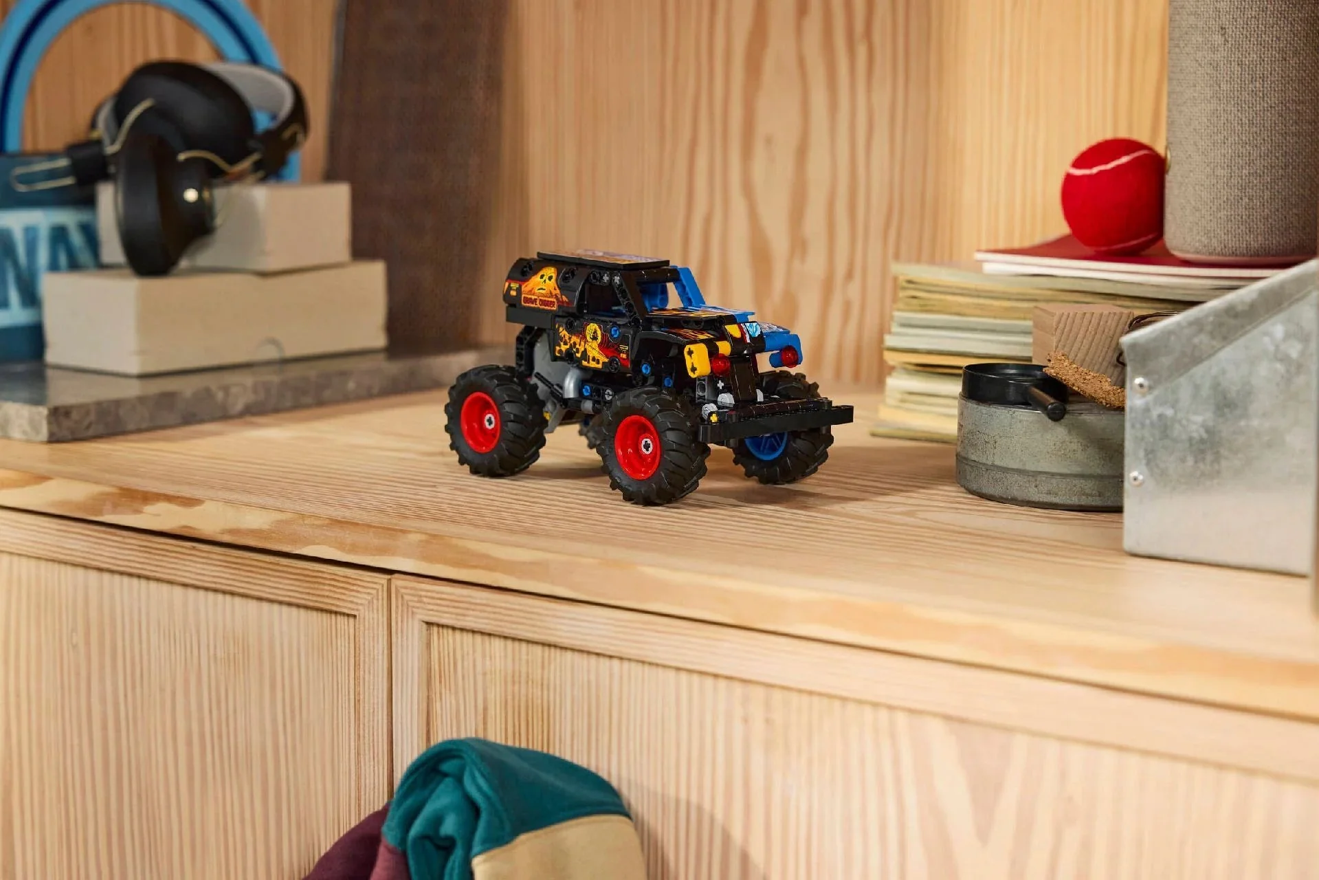 LEGO Technic Monster Jam Grave Digger Fire And Ice 42219 - Image 4