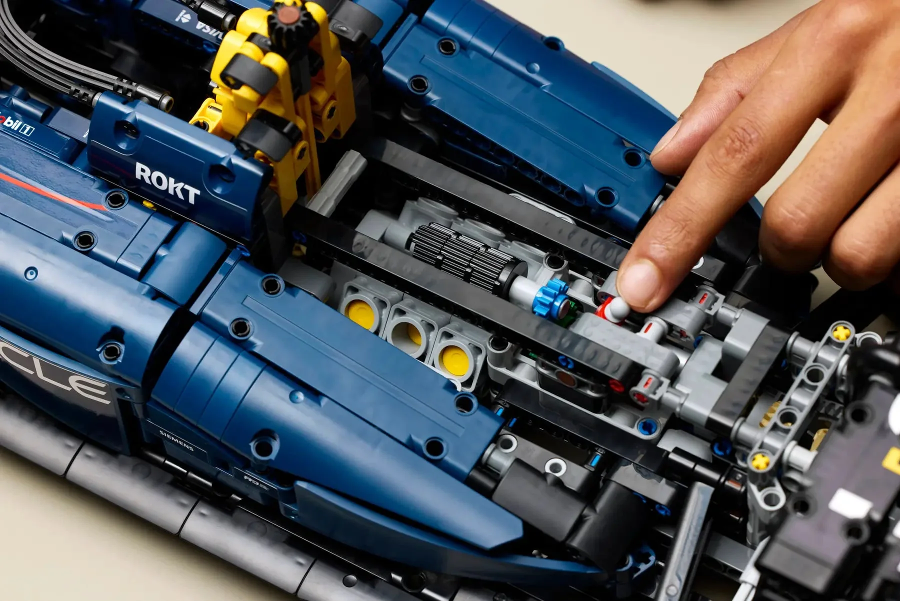 LEGO Technic Oracle Red Bull Racing RB20 F1 Car 42206 - Image 5