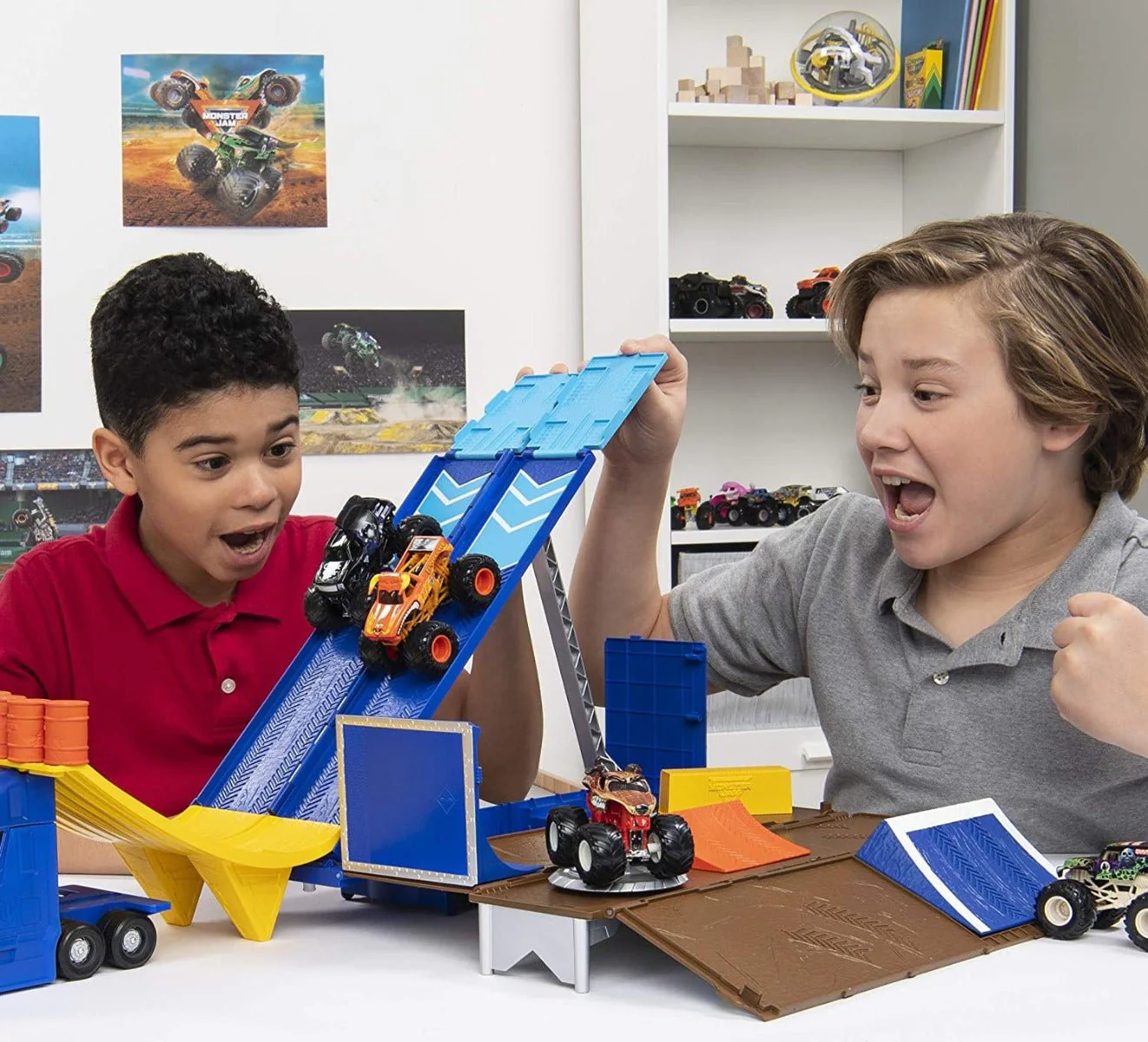 Monster Jam 1:64 2-in-1 Transforming Hauler Playset 6058258 - Image 3