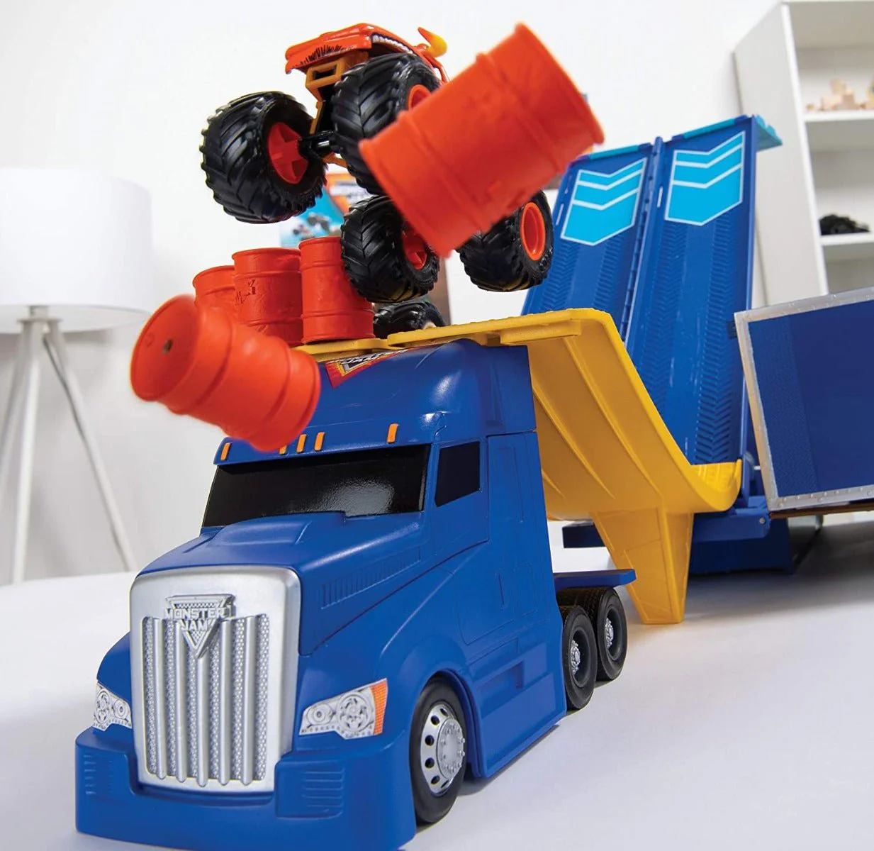 Monster Jam 1:64 2-in-1 Transforming Hauler Playset 6058258 - Image 4