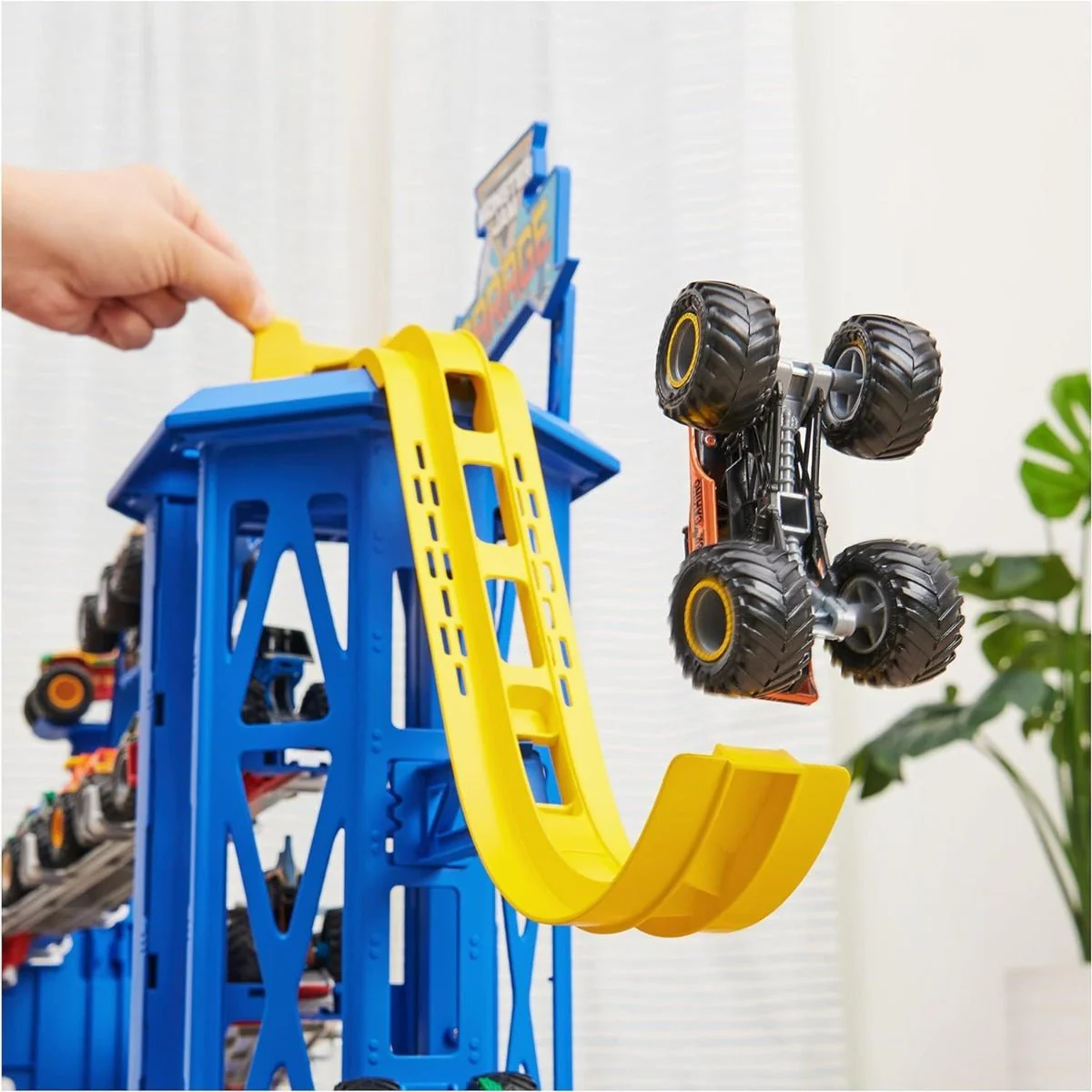 Monster Jam Monster Garage Storage and Playset 1:64 6060879 - Image 5