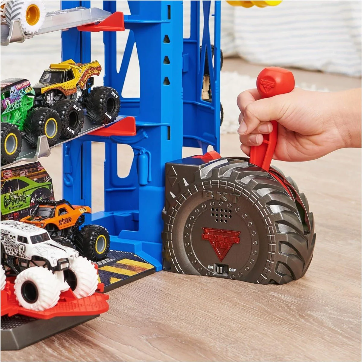 Monster Jam Monster Garage Storage and Playset 1:64 6060879 - Image 6