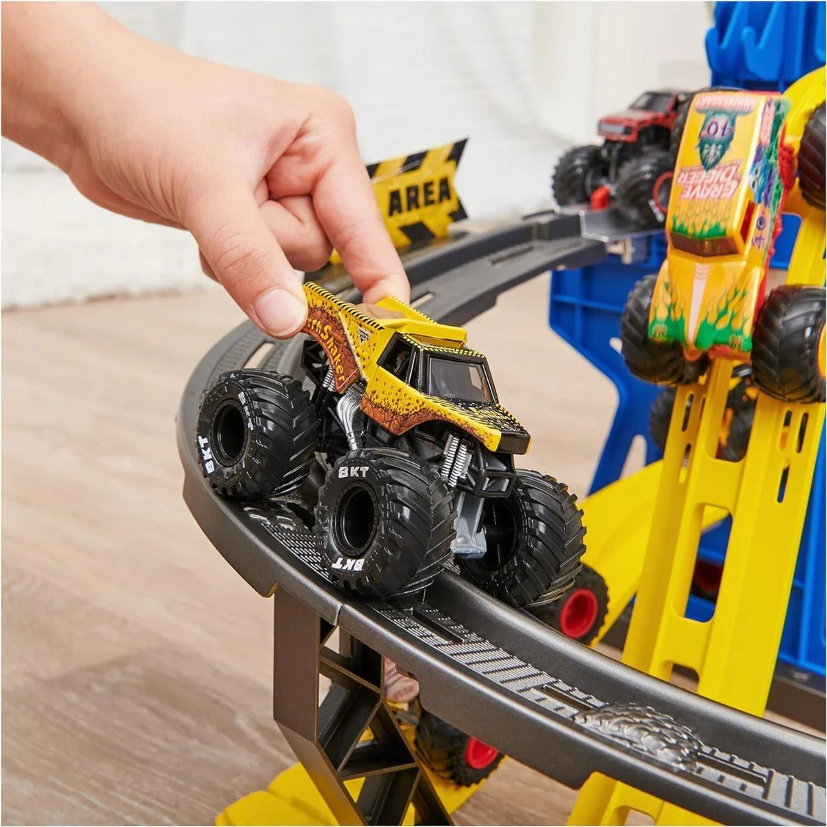 Monster Jam Monster Garage Storage and Playset 1:64 6060879 - Image 7