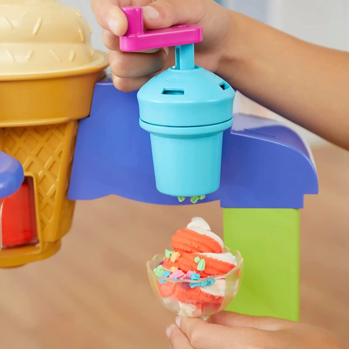 Play-Doh Ultimate Ice Cream Truck Playset F1039 - Image 7
