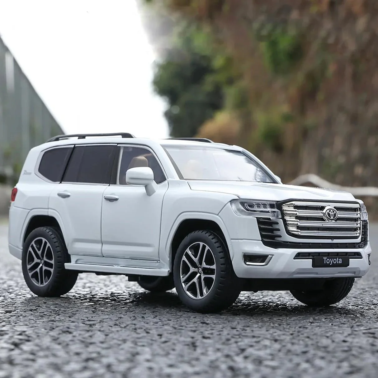 Pullback Toyota Land Cruiser LC-300 Die-Cast Model – 1:18 Scale | SR-1806A | Assorted Designs - Image 3